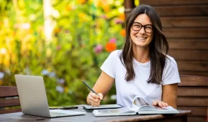 sara zappoli mentre sfoglia un libro e prende appunti sul tablet
